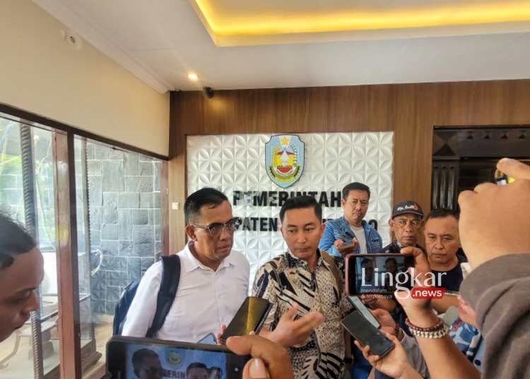 Sekretaris Disperpusip Situbondo, Jawa Timur, Imam Hidayat (baju putih) didampingi kuasa hukumnya usai diperiksa Tim Penilai Kinerja Aparatur Sipil Negara Pemkab Situbondo, Jumat, 1 Maret 2024. (Antara/Lingkar.news)