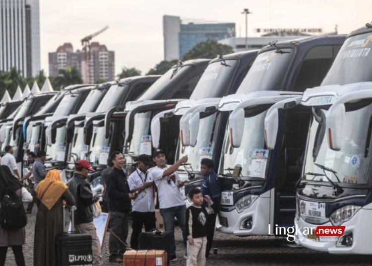 ANTRE: Pemudik berdiri di depan bus saat mengikuti program Mudik Gratis DKI Jakarta Tahun 2023/1444 H di kawasan Monumen Nasional (Monas), Jakarta, Senin, 17 April 2023. (Antara/Lingkar.news)