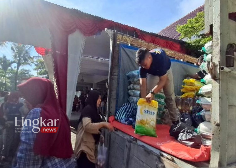 LARIS: Sejumlah warga mengikuti bazar Gerakan Pangan Murah dengan membeli beras milik Bulog, di Halaman Kantor Dinas Ketahanan Pangan (DKP) Kabupaten Boyolali, Rabu, 6 Maret 2024. (Antara/Lingkar.news)