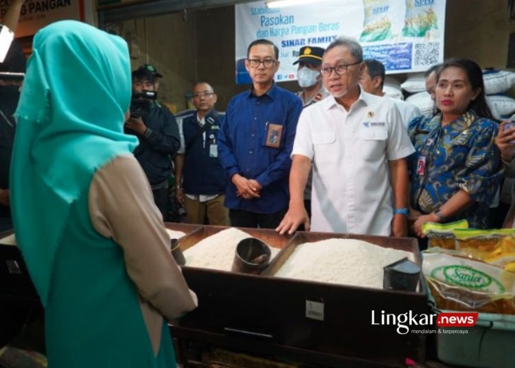 MONITORING: Menteri Perdagangan (Mendag) Zulkifli Hasan melakukan peninjauan stok sejumlah komoditas pokok di Pasar Keramat Jati, Jakarta Timur, Jumat, 15 Maret 2024. (Antara/Lingkar.news)