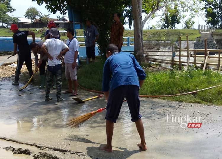 Satpol PP Demak Terjunkan Damkar Bersihkan Fasilitas Umum Pasca Banjir
