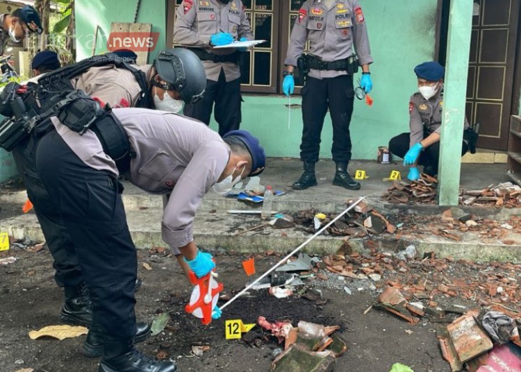 Proses sterilisasi TKP ledakan bahan petasan di rumah warga wilayah Pedukuhan Gedongsari, Kelurahan Wijirejo, Pandak, Kabupaten Bantul, Daerah Istimewa Yogyakarta. Senin (11/3/2024)
