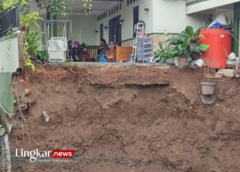 Akibat Hujan lebat di Semarang, Jalan Perum Permata Puri Ambles Sedalam 12 Meter