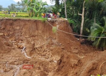 Longsor 25 Meter Memutus Ruas Jalan, Pengendara Harus Memutar