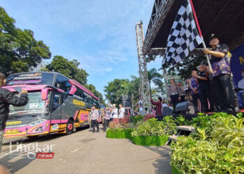 Pj Bupati Tangerang Andi Ony Prihartono saat melepas keberangkatan rombongan bus mudik gratis di Puspemkab, Tangerang, Banten, Kamis, 4 April 2024. (Antara/Lingkar.news)