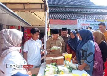 MENGECEK: Penjabat Bupati Jepara Edy Supriyanta (pegang mikrofon) menyampaikan sambutan saat meninjau kegiatan Gerakan Pangan Murah (GPM) di Balai Desa Langon, Kecamatan Tahunan, Kabupaten Jepara, Senin, 1 April 2024. (Muhammad Aminudin/Lingkar.news)