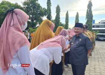 50 ASN Situbondo Terpantau Absen pada Hari Pertama Kerja Usai Libur Lebaran 2024 4 HALAL BIHALAL: Pegawai Pemerintah Kabupaten Situbondo, Jawa Timur, bersalaman dengan Bupati Karna Suswandi usai apel pada hari pertama masuk kerja usai libur lebaran, Selasa, 16 April 2024. (Antara/Lingkar.news)