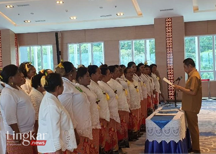 Penjabat Gubernur Papua Muhammad Ridwan Rumasukun saat melantik 58 pengurus Lembaga Pemberdayaan Perlindungan Perempuan dan Anak Adat (LP3A2) Tabi Saireri di Kota Jayapura, Selasa, 30 April 2024. (Antara/Lingkar.news)