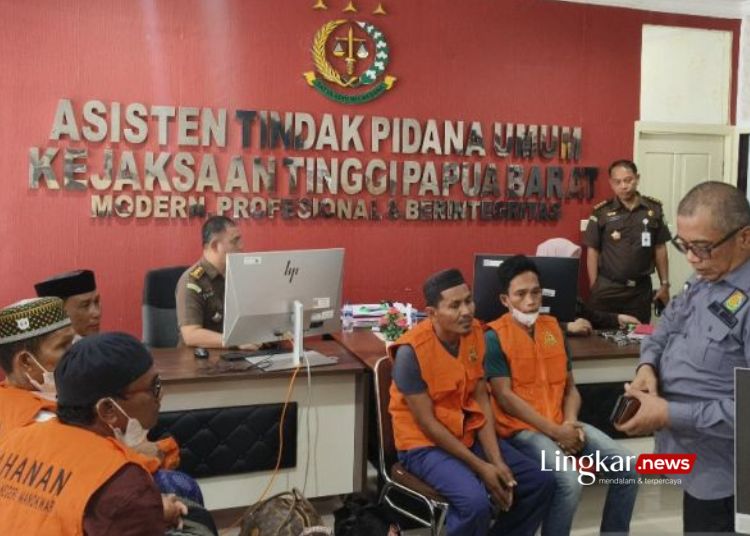 Kejaksaan Tinggi Papua Barat melakukan pemeriksaan terhadap lima DPO terpidana kasus perikanan setelah tiba di Manokwari, Selasa, 2 April 2024. (Antara/Lingkar.news)