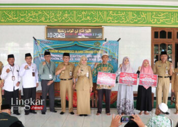 Bupati Demak Eisti’anah didampingi Wakil Bupati Demak Ali Makhsun foto bersama guru Madin, TPQ dan Pondok Pesantren usai menyerahkan bantuan kesejahteraan di Madin Miftahul Ulum, Donorejo, Karangtengah, pada Senin, 1 April 2024. (M Burhanuddin Aslam/Lingkar.news)