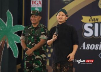 Bupati Trenggalek Mochamad Nur Arifin (kanan) saat menggelar silaturahmi bersama tenaga penunjang yang tergabung dalam APeDe Trenggalek, Senin, 29 April 2024. (Antara/Lingkar.news)