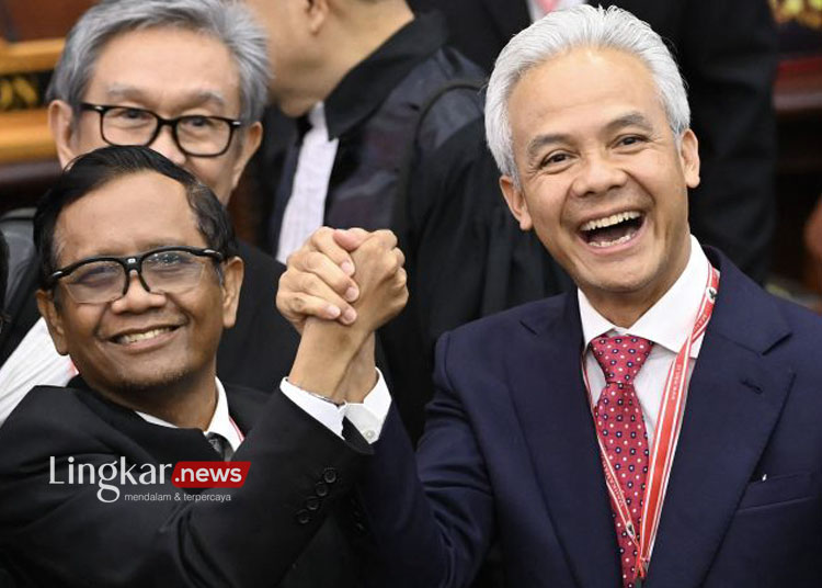 Calon presiden dan calon wakil presiden nomor urut 3 Ganjar Pranowo (kanan) dan Mahfud MD (kiri) berjabat tangan usai mengikuti jalannya sidang putusan perselisihan hasil Pilpres 2024 di Gedung Mahkamah Konstitusi, Jakarta, Senin (22/4/2024). ANTARA FOTO/M Risyal Hidayat/wpa. (ANTARA FOTO/M RISYAL HIDAYAT)