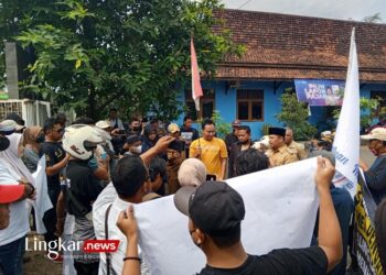 Temui Warga Demo Tuntut Perbaikan Jalan Rusak, Camat Dukuhseti : Akan Saya Kawal