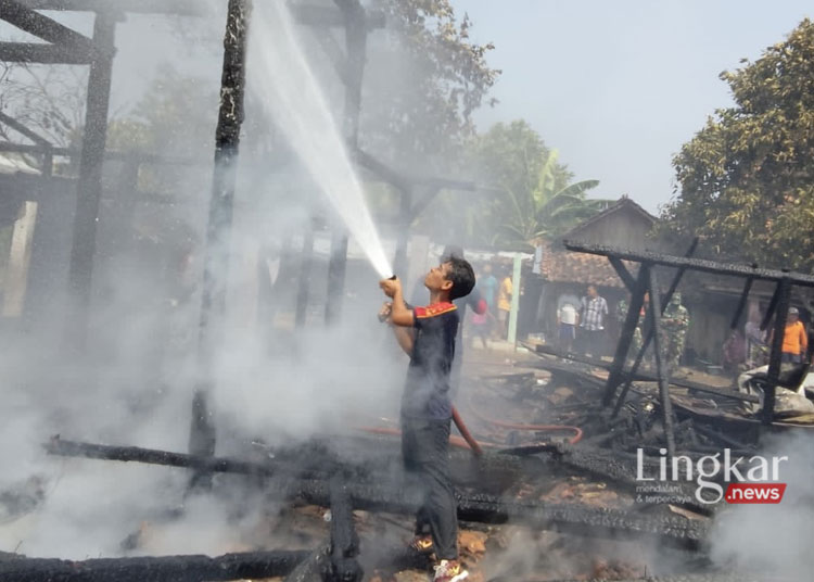 Petugas Damkar Demak berupaya melakukan pemadaman di salah satu rumah terbakar milik warga belum lama ini. (M Burhanuddin Aslam/Lingkar.news)