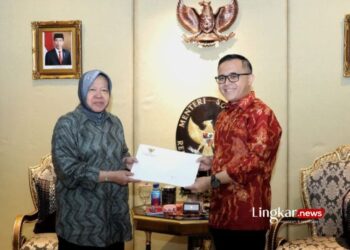 SIMBOLIS: Menteri Sosial Tri Rismaharini (kiri) bersama Menteri PANRB Abdullah Azwar Anas (kanan) di kantor Kementerian Sosial, Jakarta, Jumat, 19 April 2024. (Antara/Lingkar.news)