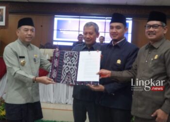 Penjabat (Pj) Bupati Jepara Edy Supriyanta menerima catata LKPJ Bupati Tahun 2023 yang diserahkan Pimpinan DPRD dalam rapat paripurna yang berlangsung di Graha Paripurna DPRD Jepara, Senin (22/4/2024). (Dok. Lingkar.news)