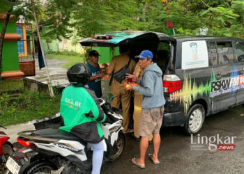 Dinkominfo Demak membagikan takjil gratis kepada pengendara yang melintas di depan kantor RSKW, Senin, 1 April 2024. (M Burhanuddin Aslam/Lingkar.news)