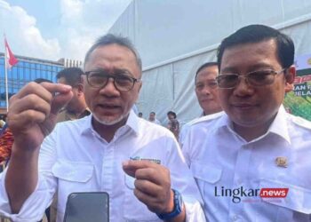 Menteri Perdagangan (Mendag) Zulkifli Hasan (kiri) saat memberi keterangan kepada awak media di Jakarta, Senin, 1 April 2024. (Antara/Lingkar.news)