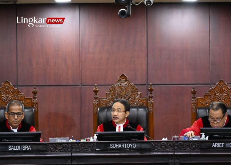 SIDANG: Ketua Mahkamah Konstitusi (MK) Suhartoyo (tengah) didampingi Hakim Konstitusi Saldi Isra (kiri) dan Arief Hidayat (kanan) memimpin jalannya sidang putusan perselisihan hasil Pilpres 2024 di Gedung Mahkamah Konstitusi, Jakarta, Senin, 22 April 2024. (Antara/Lingkar.news)