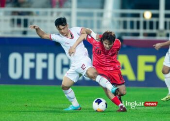 BEREBUT BOLA: Timnas Indonesia Pratama Arhan (kiri) berebut bola dengan pemain Korea Selatan Lee Kang In saat babak perempat final Piala Asia U-23 di Stadion Abdullah bin Khalifa, Doha, Qatar, Kamis, 25 April 2024 waktu setempat. (PSSI/Lingkar.news)