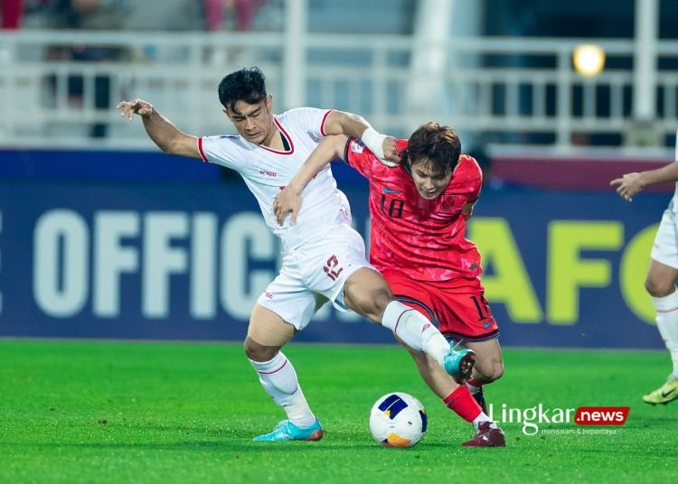 BEREBUT BOLA: Timnas Indonesia Pratama Arhan (kiri) berebut bola dengan pemain Korea Selatan Lee Kang In saat babak perempat final Piala Asia U-23 di Stadion Abdullah bin Khalifa, Doha, Qatar, Kamis, 25 April 2024 waktu setempat. (PSSI/Lingkar.news)