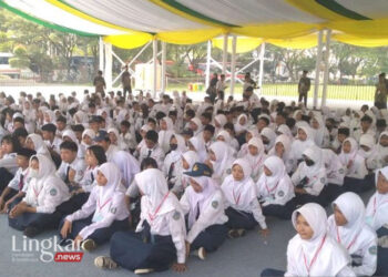 Ratusan pelajar SMP di Kabupaten Bekasi menyaksikan secara langsung perlombaan MTQ ke-38 tingkat Jawa Barat 2024 dari arena utama Lapangan Plasa Pemkab Bekasi, Selasa 30 April 2024. (Antara/Lingkar.news)
