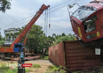 Tak Kuat Nanjak, Kontainer Muatan Mebel Jepara Terbalik