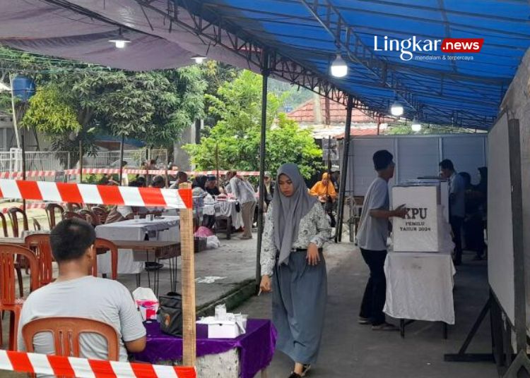 ILUSTRASI: Masyarakat melakukan pencoblosan saat pemilu 2024 di Kota Serang, Banten. (Antara/Lingkar.news)