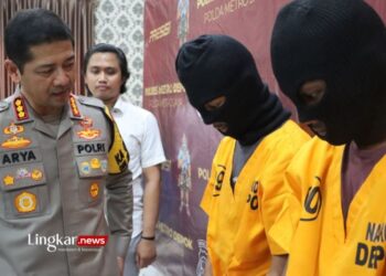 Kapolres Metro Depok Kombes Polisi Arya Perdana bersama dua tersangka pengedar narkoba jenis sabu dan liquid ganja.(Antara/Lingkar.news)