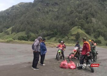 GOTONG ROYONG: Sejumlah personel gabungan pada saat melakukan aksi pembersihan sampah di kawasan Gunung Bromo, Jawa Timur, Kamis, 4 APRIl 2024. (Antara/Lingkar.news)