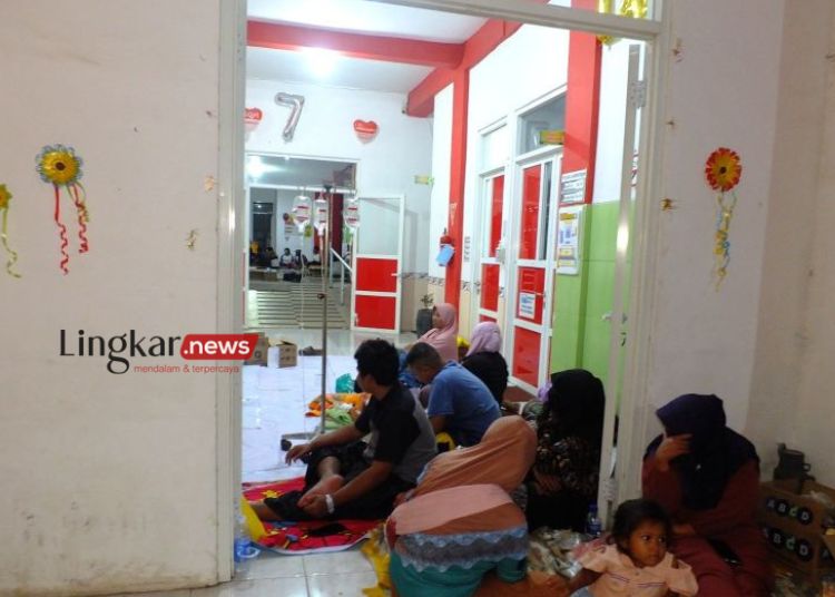 JALANI PERAWATAN: Sejumlah korban yang mengalami keracunan massal dirawat di aula PKM Mayang, Minggu, 31 Maret 2024 malam. (Antara/Lingkar.news)