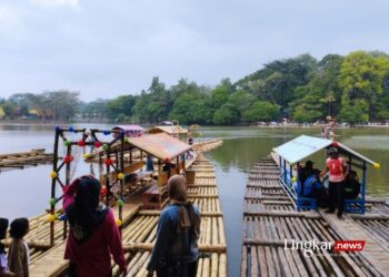 BERWISATA: Sejumlah wisatawan menikmati keindahan wisata Situ Cangkuang di Kecamatan Leles, Kabupaten Garut, Jawa Barat. (Antara/Lingkar.news)