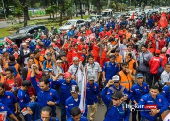 ILUSTRASI: Unjuk rasa serikat buruh dalam rangka memperingati hari buruh. (Antara/Lingkar.news)
