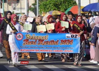KOMPAK: Peserta Karnaval Kartini dari kelompok Ikatan Dokter Indonesia cabang tampak kompak mengikuti rangkaian peringatan Hari Kartini di Kabupaten Jepara pada Jumat, 26 April 2024. (Muhammad Aminudin/Lingkar.news)