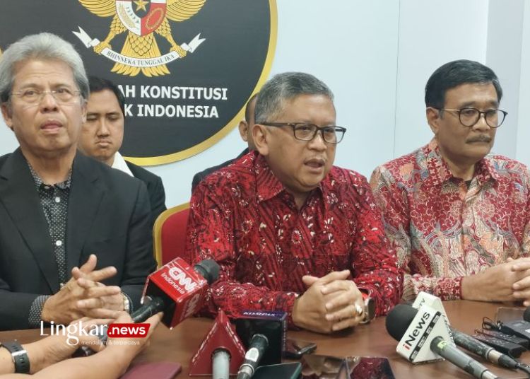 Sekretaris Jenderal PDI Perjuangan Hasto Kristiyanto (tengah) di Mahkamah Konstitusi RI, Jakarta, Selasa, 16 April 2024. (Antara/Lingkar.news)