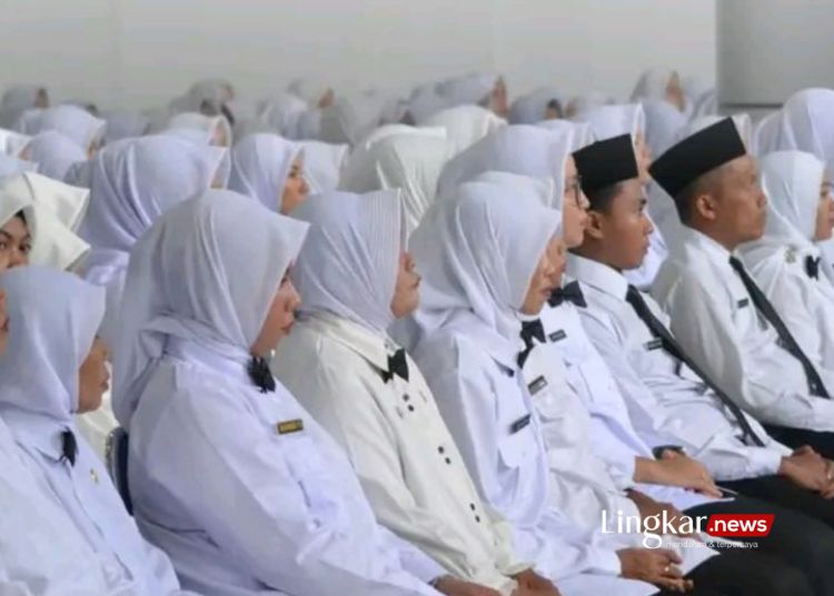 ILUSTRASI: Para PPPK di Kabupaten Lombok Timur, Provinsi NTB saat menerima SK pengangkatan di Mataram, Selasa, 30 April 2024. (Antara/Lingkar.news)
