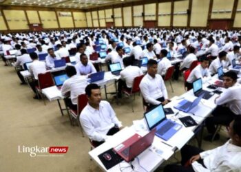 ILUSTRASI: Peserta tes Calon Pegawai Negeri Sipil (CPNS) mengikuti Seleksi Kompetensi Dasar (SKD) dengan Computer Assisted Test (CAT). (Antara/Lingkar.news)