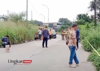 OLAH TKP: Petugas Polres Metro Bekasi melakukan olah kejadian tempat perkara penemuan mayat dalam koper di Kampung Cikedokan, Desa Sukadanau, Kecamatan Cikarang Barat, Kabupaten Bekasi, Jawa Barat pada Kamis, 25 April 2024. (Antara/Lingkar.news)