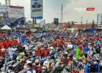 ILUSTRASI: Sejumlah buruh melakukan aksi dalam memperingati hari buruh internasional di Kabupaten Tangerang. (Antara/Lingkar.news)
