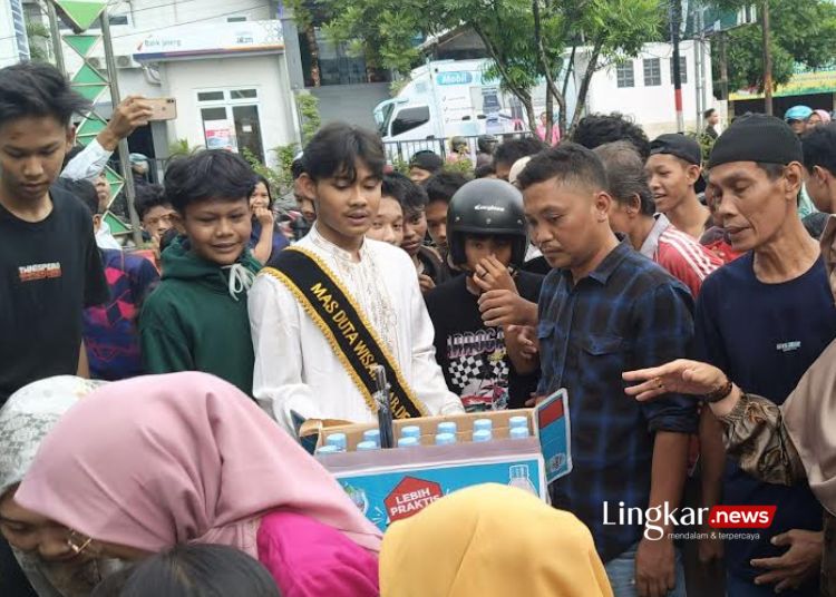 BERBAGI: Salah satu Duta Wisata Demak saat membagikan takjil kepada masyarakat di di depan Kantor Dinas Pariwisata (Dinparta) Kabupaten Demak, Jl. Sultan Fatah No.53, Kauman, Bintoro, Kecamatan Demak, Senin, 1 April 2024. (M. Burhan A/Lingkar.news)