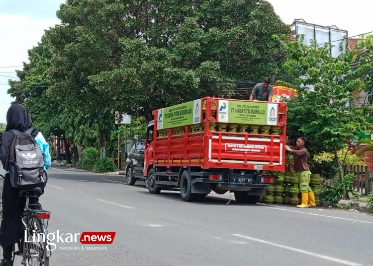 Petugas sedang menurunkan gas LPG 3 kg di sebuah pangkalan di Kabupaten
Rembang,baru-baru ini.