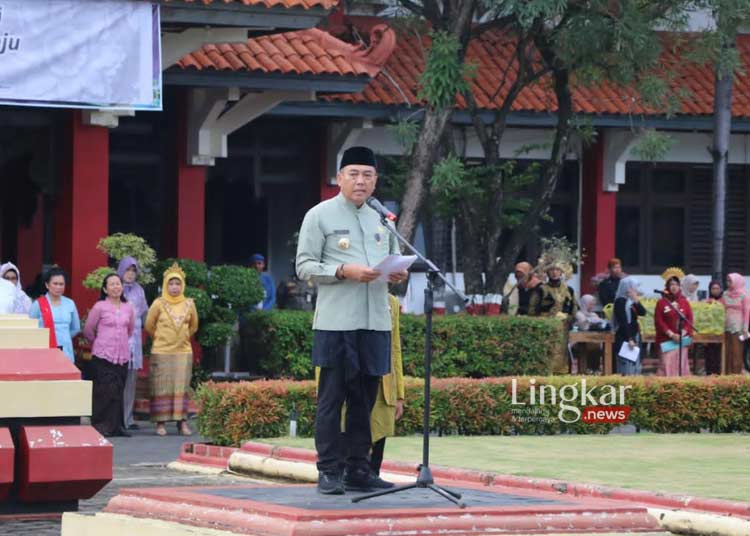 UPACARA: Penjabat Bupati Jepara Edy Supriyanta saat memberikan sambutan dalam apel upacara Hari Kartini di halaman Setda Jepara pada Senin, 22 April 2024. (Humas Pemkab Jepara/Lingkar.news)