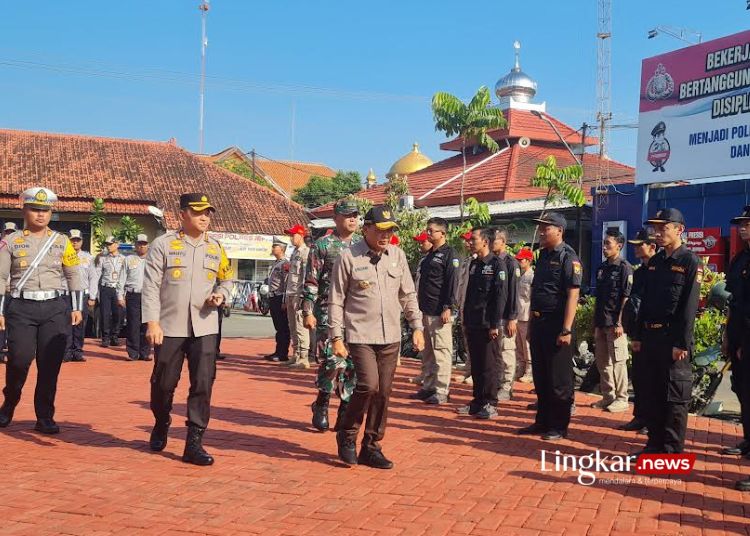 MENINJAU: Penjabat (Pj) Bupati Jepara, Edy Supriyanta, mengecek persiapan pengamanan arus mudik lebaran dalam apel gelar pasukan operasi ketupat candi di halaman Polres Jepara, Rabu, 3 April 2024. (Muhammad Aminudin/Lingkar.news)