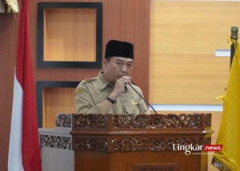 SAMBUTAN: Penjabat (Pj) Bupati Jepara Edy Supriyanta menyampaikan arahan kepada organisasi perangkat daerah saat menerima Laporan Kinerja Instansi Pemerintah (LKIP) Senin, 1 April 2024. (Muhammad Aminudin/Lingkar.news)