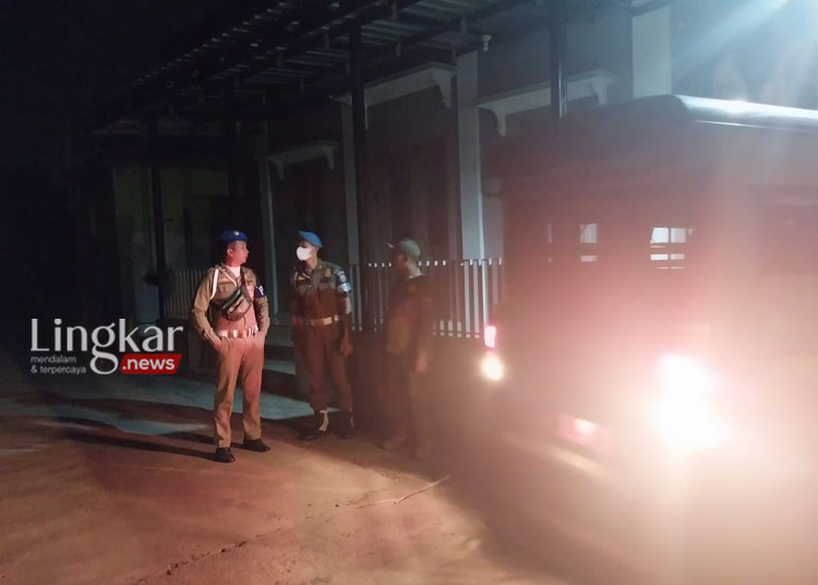 Personel Satpol PP Demak saat berpatroli di wilayah Bonang, Demak, Senin malam, 22 April 2024 merespon keluhan warga soal adanya sejumlah pemuda yang bermabuk-mabukan di lokasi tersebut. (M Burhanuddin Aslam/Lingkar.news)