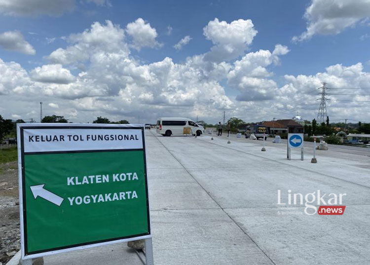 Kendaraan melintas di jalan Tol Solo-Yogyakarta, Senin, 1 April 2024. Jalan tol yang masih dalam proses konstruksi ini akan dibuka secara fungsional pada 5-15 April 2024. (Antara/Lingkar.news)