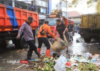 GOTONG ROYONG: Petugas Dinas Lingkungan Hidup (DLH) Kota Tangerang sedang membersihkan sampah. (Antara/Lingkar.news)