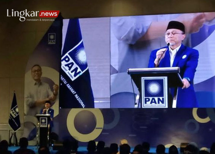 Ketua Umum PAN Zulkifli Hasan atau Zulhas memberikan sambutan kepada seluruh kader yang menghadiri acara "Halal Bihalal dan Rakorwil Menuju Pilkada 2024" di Surabaya, Jawa Timur, Selasa (30/4/2024). (ANTARA/Ananto Pradana)