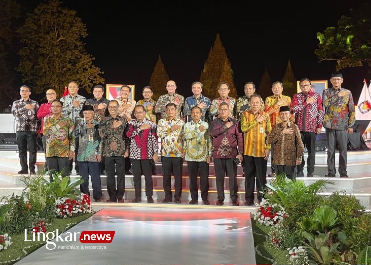 Ketua KPU RI Hasyim Asy'ari (baris kedua tengah) bersama jajarannya dalam Peluncuran Tahapan dan Hari Pemungutan Suara Pilkada Serentak Tahun 2024’ di Candi Prambanan, Kabupaten Sleman, D. I. Yogyakarta, Minggu (31/3/2024).