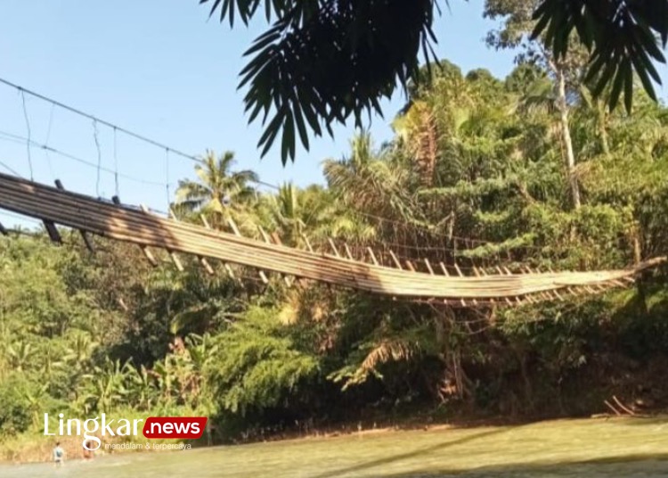 Terekam Kamera, 15 Warga Lebak Jatuh dari Jembatan Gantung